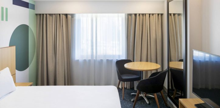 0021_ibis_styles_syd_central25thsepth2023-standard-queen-room-1-2