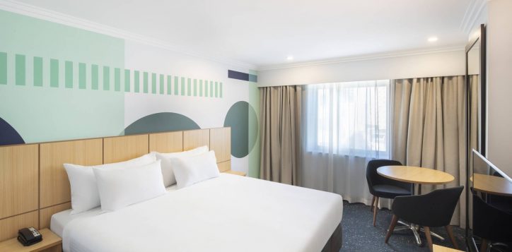 0023_ibis_styles_syd_central25thsepth2023-standard-queen-room-1-2