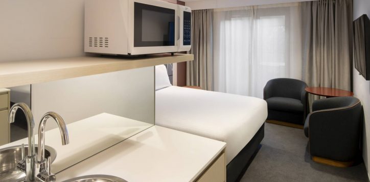 0029_ibis_styles_syd_central25thsepth2023-superior-queen-room-kitchenette-2