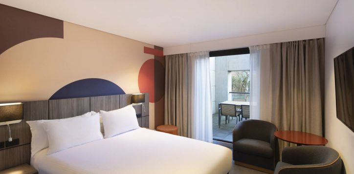 0030_ibis_styles_syd_central25thsepth2023-deluxe-queen-room-with-balcony-2
